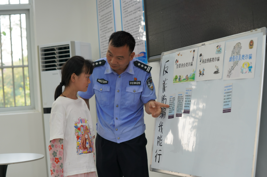 暑期西安市鄠邑区27名小学生走进暖心警务会客厅感受警营魅力