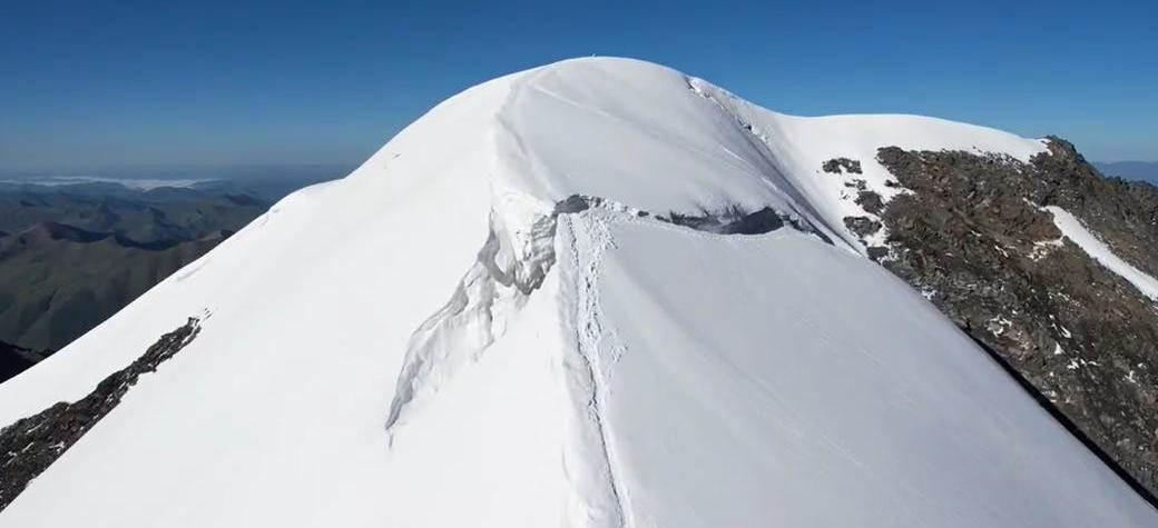 四川甘孜一雪山出现50米长冰裂，当地叫停登山活动 专业人士：或受气温和降雪影响