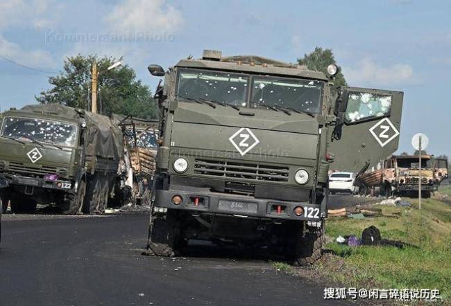 恐怖场面！俄军车队遭海马斯打击，满屏幕都是火球